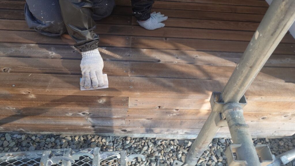 ウッドデッキ<br />
研磨　状況になります。