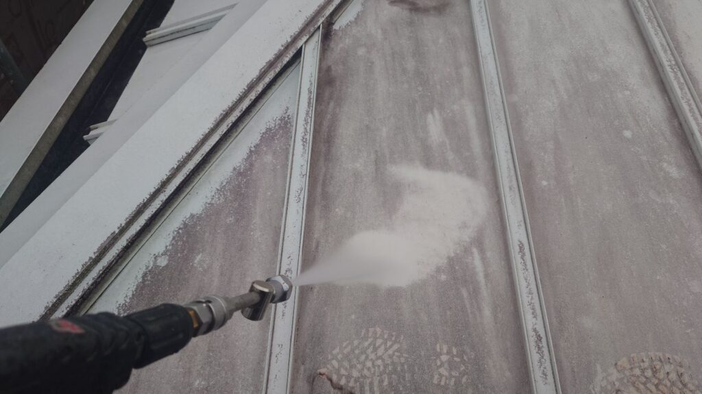 屋根<br />
高圧洗浄状況になります。