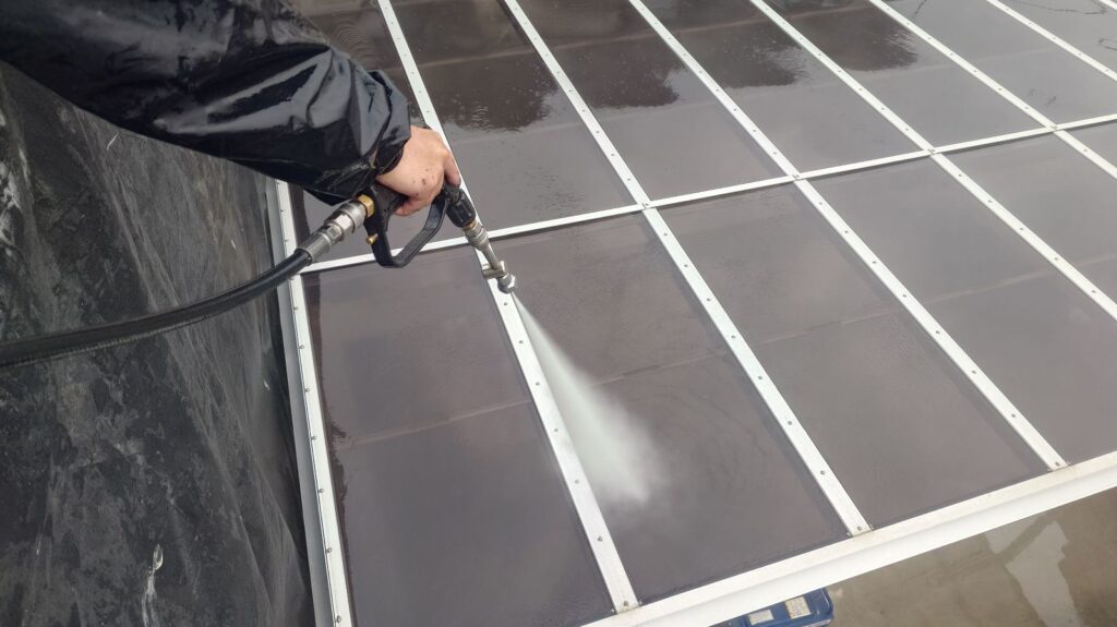 カーポート<br />
高圧洗浄状況になります。