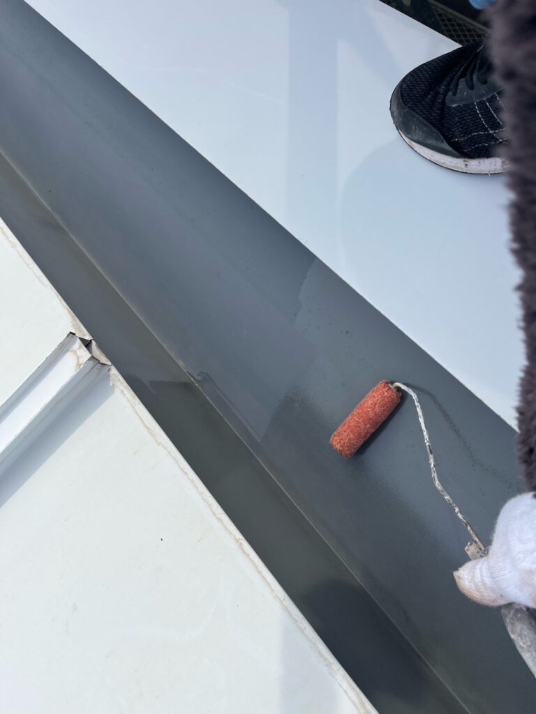 塩ビ防水<br />
プライマー状況になります。