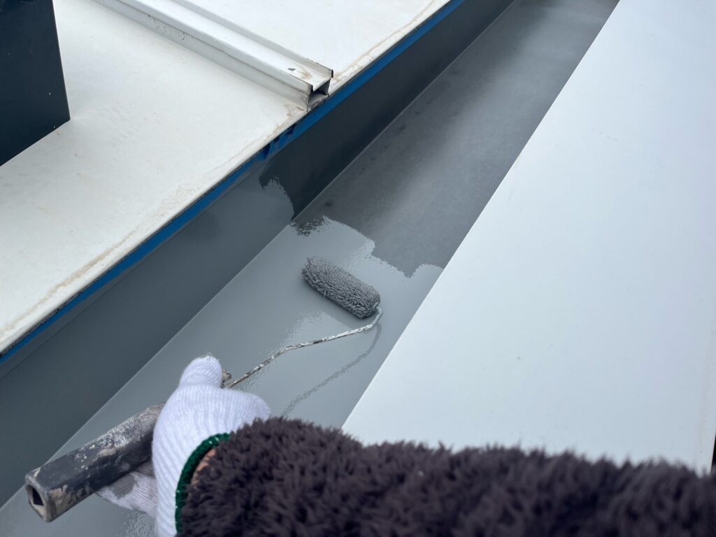 塩ビ防水<br />
トップコート状況になります。