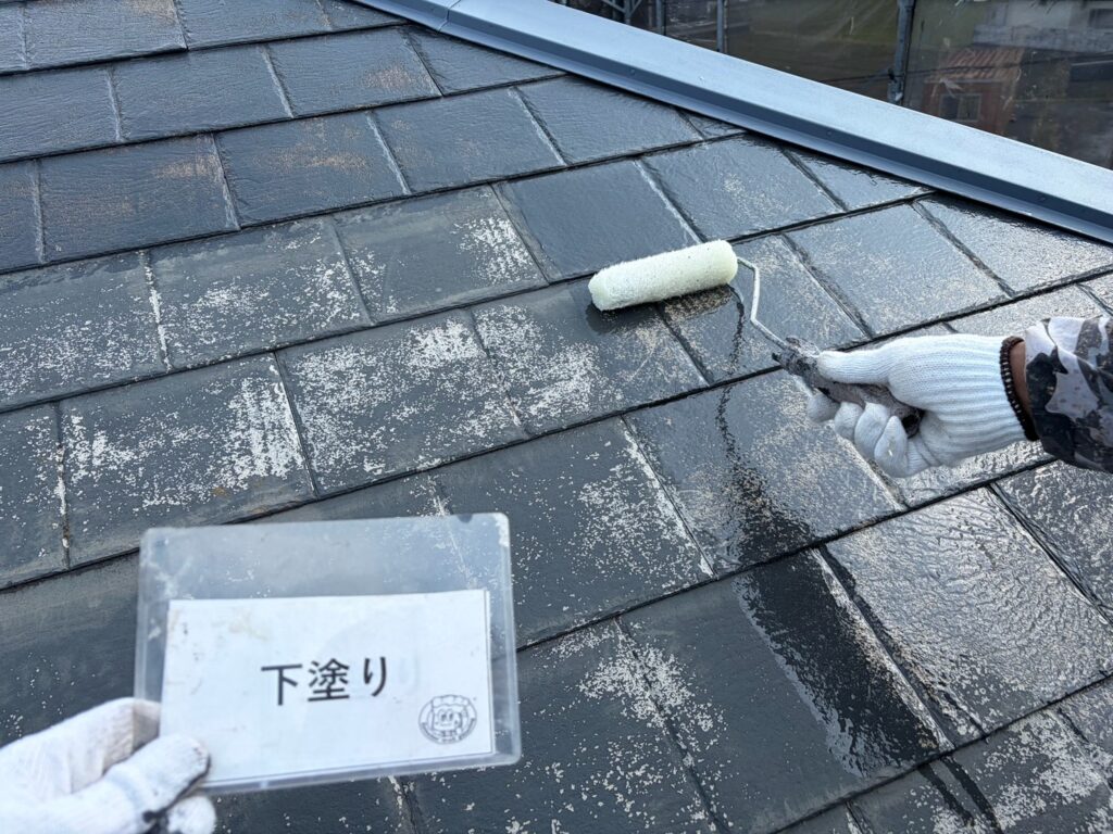 屋根塗装<br />
下塗りの様子