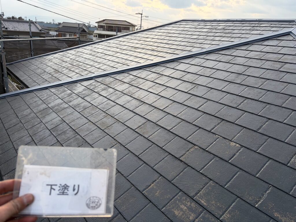 屋根塗装<br />
下塗り完成です。