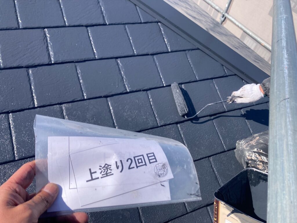 屋根塗装<br />
上塗り2回目の様子