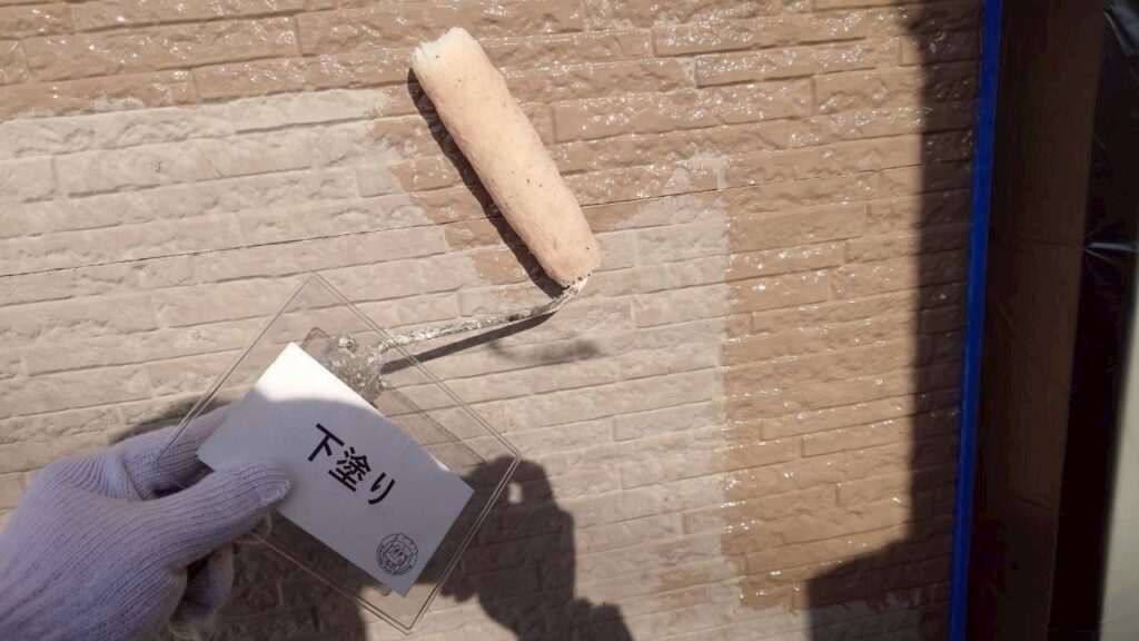 外壁<br />
下塗りの様子