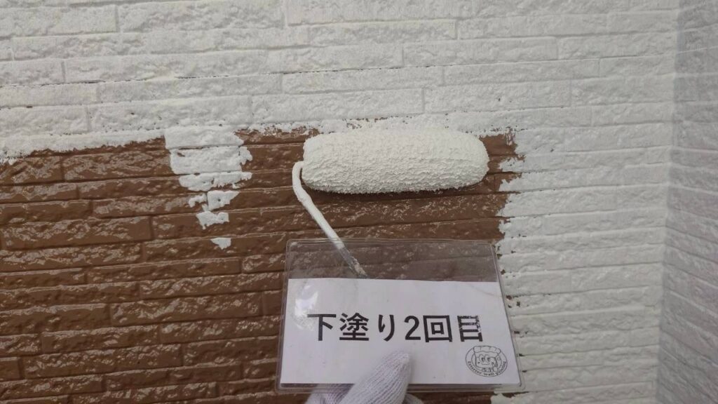外壁<br />
下塗り2回目の様子