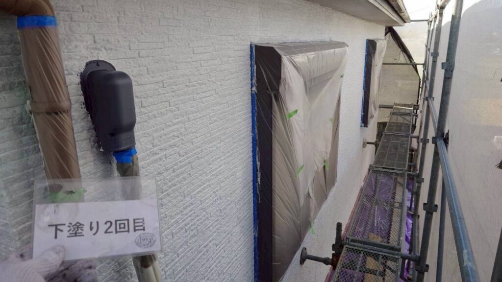 外壁<br />
下塗り2回目完成です。