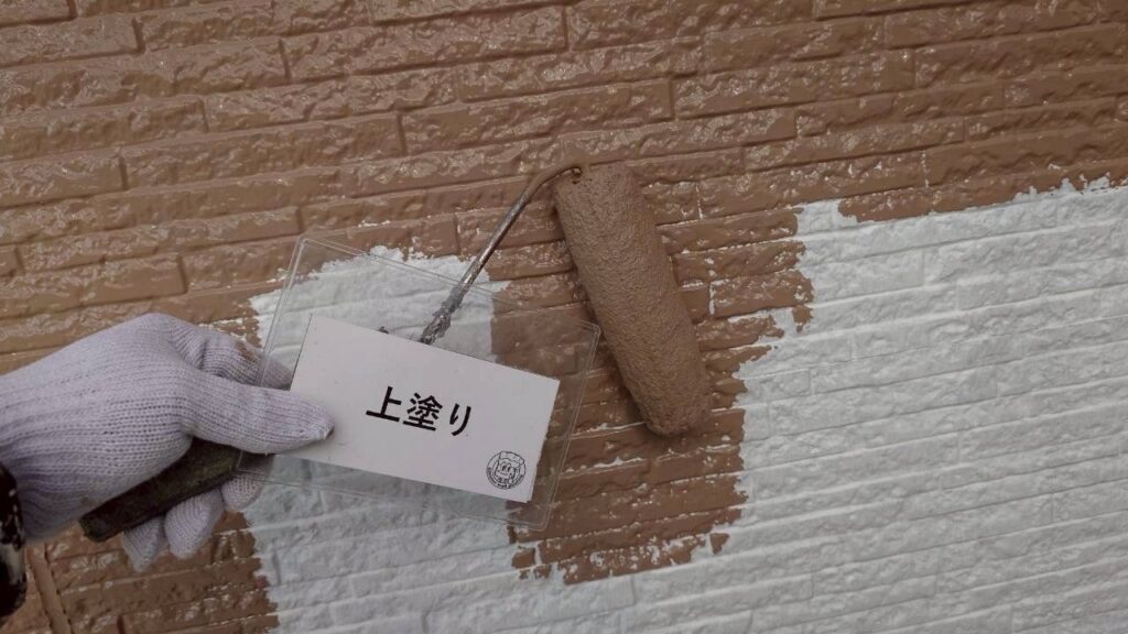 外壁<br />
上塗りの様子
