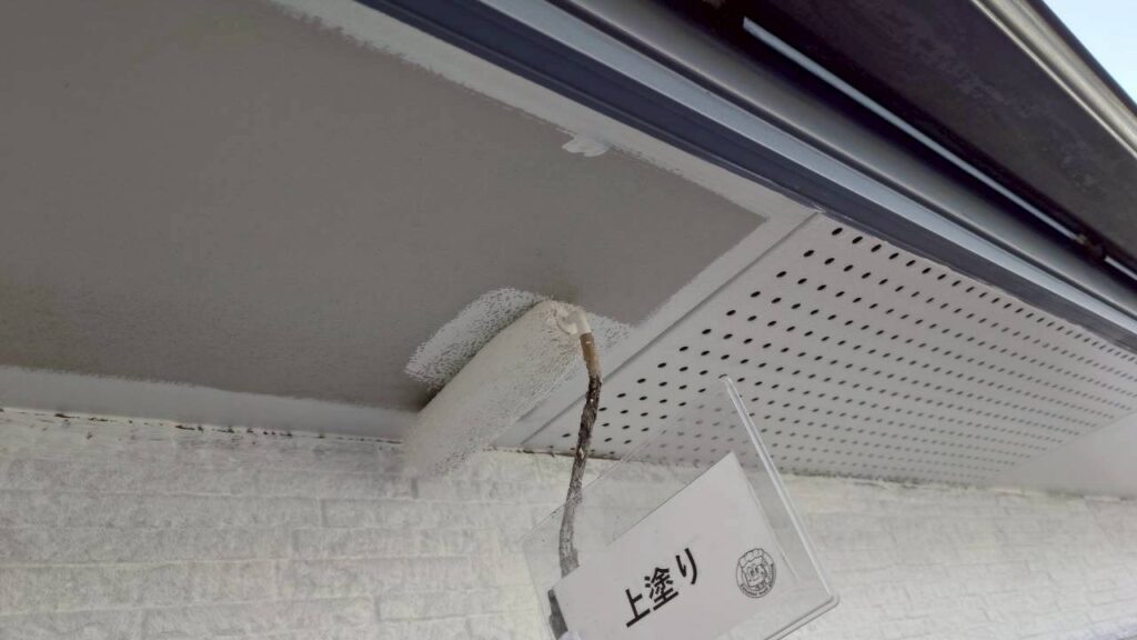 軒天<br />
上塗りの様子