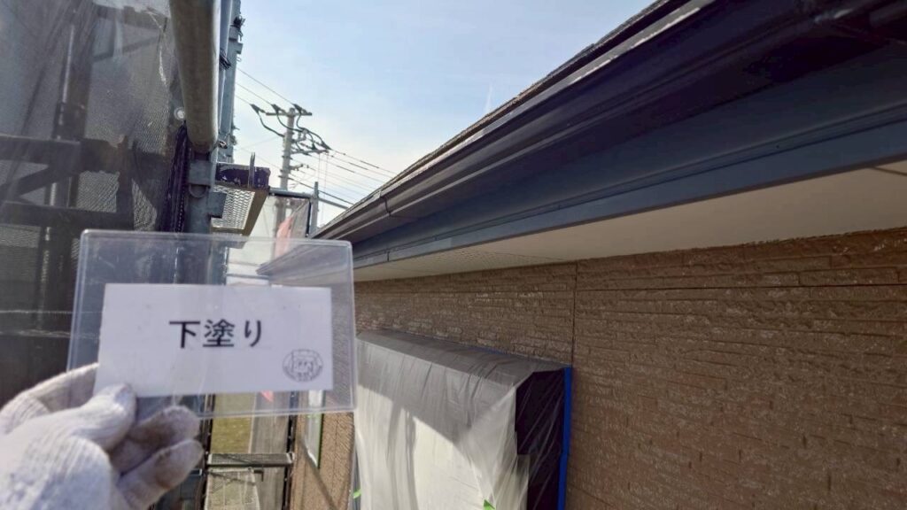 破風鼻隠し塗装工事<br />
下塗りの様子