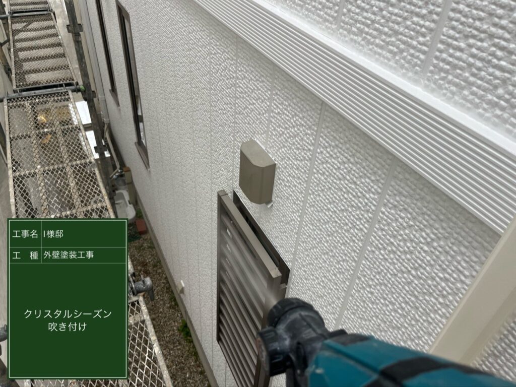 通気口に仕上げ材の光触媒プロテクトコーティング（クリスタルシーズンtg）を塗布します。