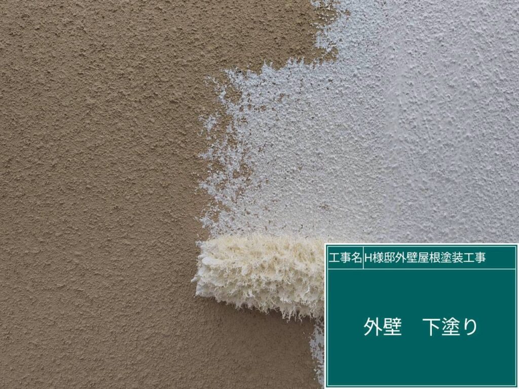 壁の下塗りを行ないます。
