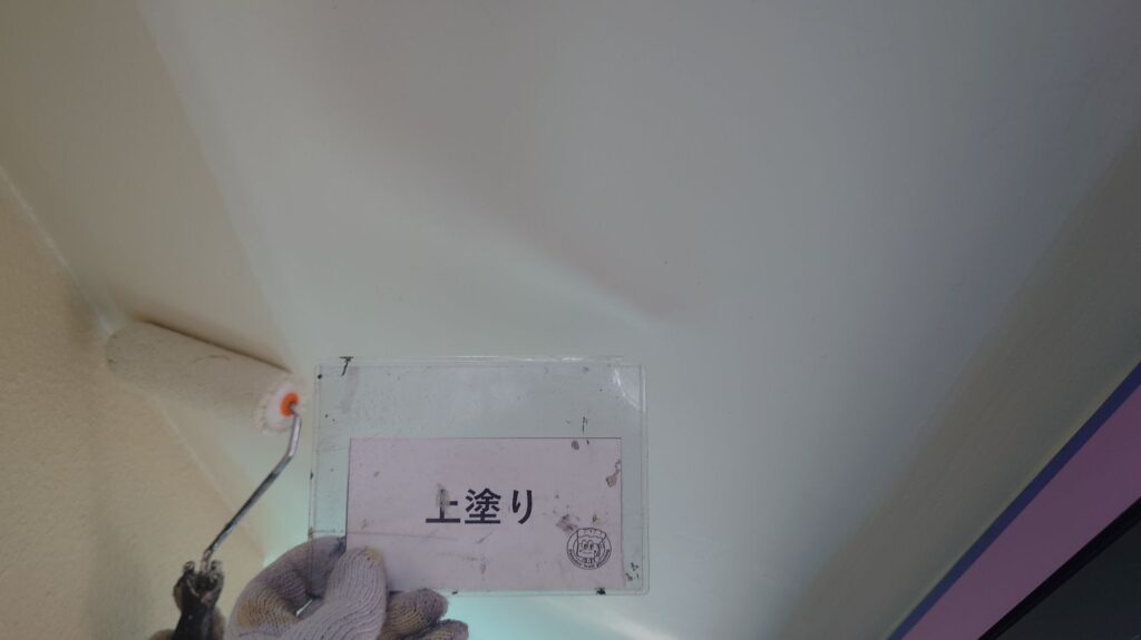 軒天<br />
上塗りの様子