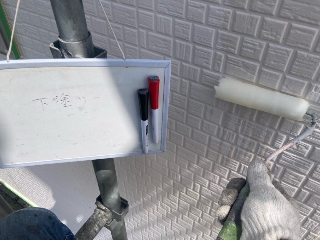 壁の下塗りを行ないます。