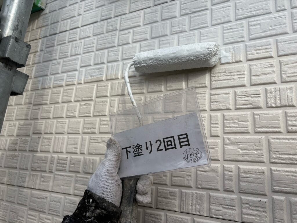 壁の下塗り2回目を行ないます。