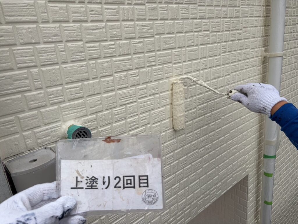 上塗り2回目を行います。
