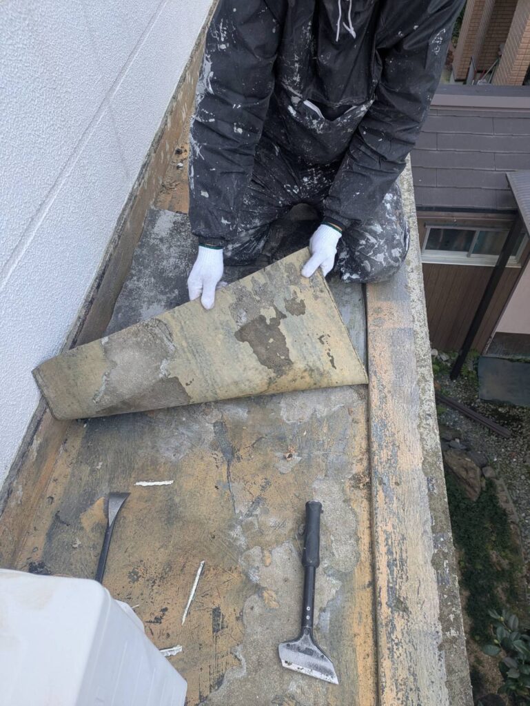 既存シート除去作業となります。