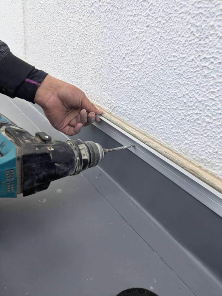 アングル設置作業となります。