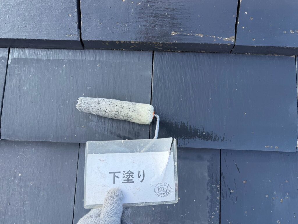 屋根塗装<br />
下塗りの様子