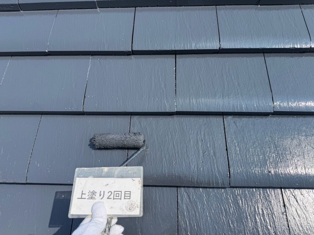 屋根塗装<br />
上塗り2回目の様子