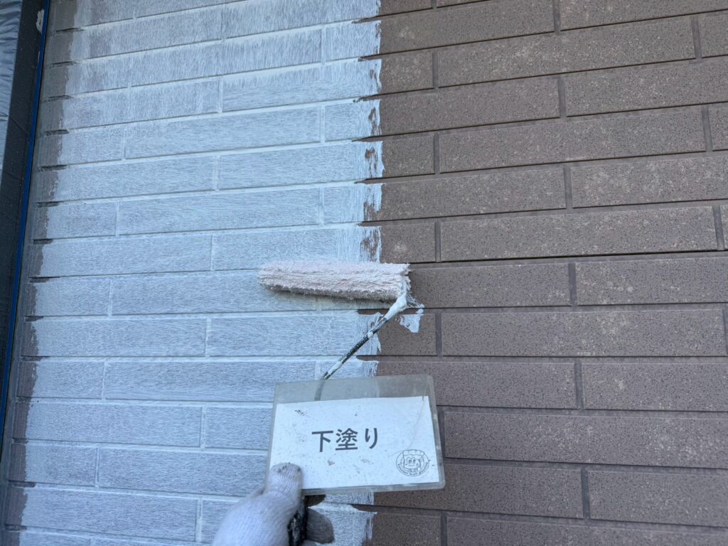 外壁<br />
下塗りの様子