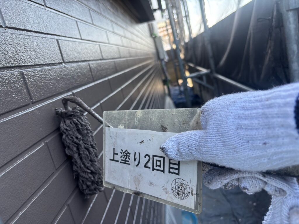 外壁<br />
上塗り2回目の様子
