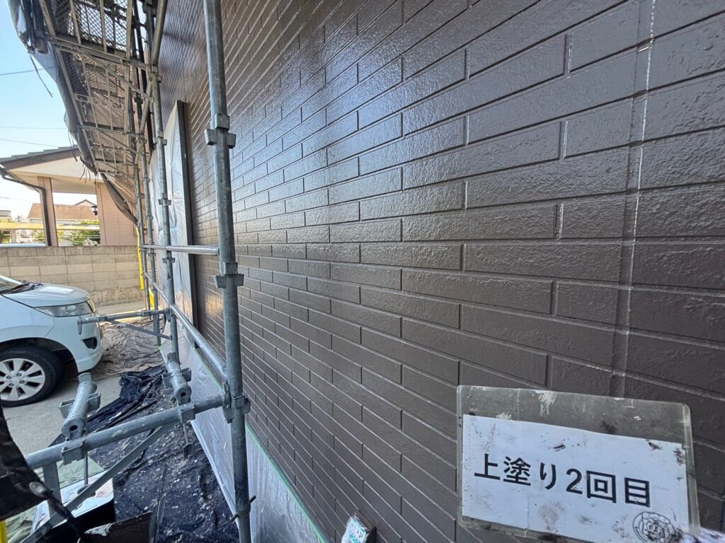 外壁<br />
上塗り2回目完成です。