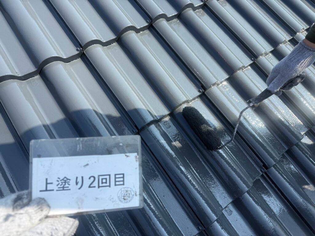 屋根塗装<br />
上塗り2回目の様子