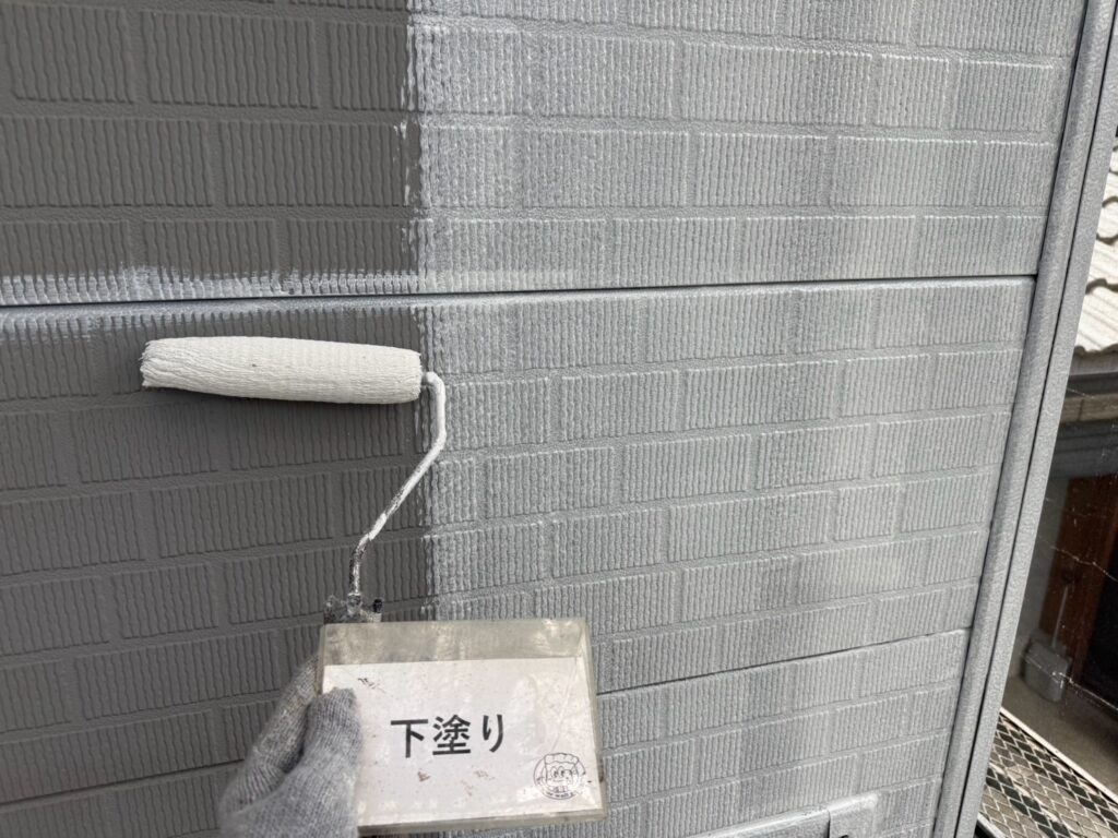 外壁<br />
下塗りの様子