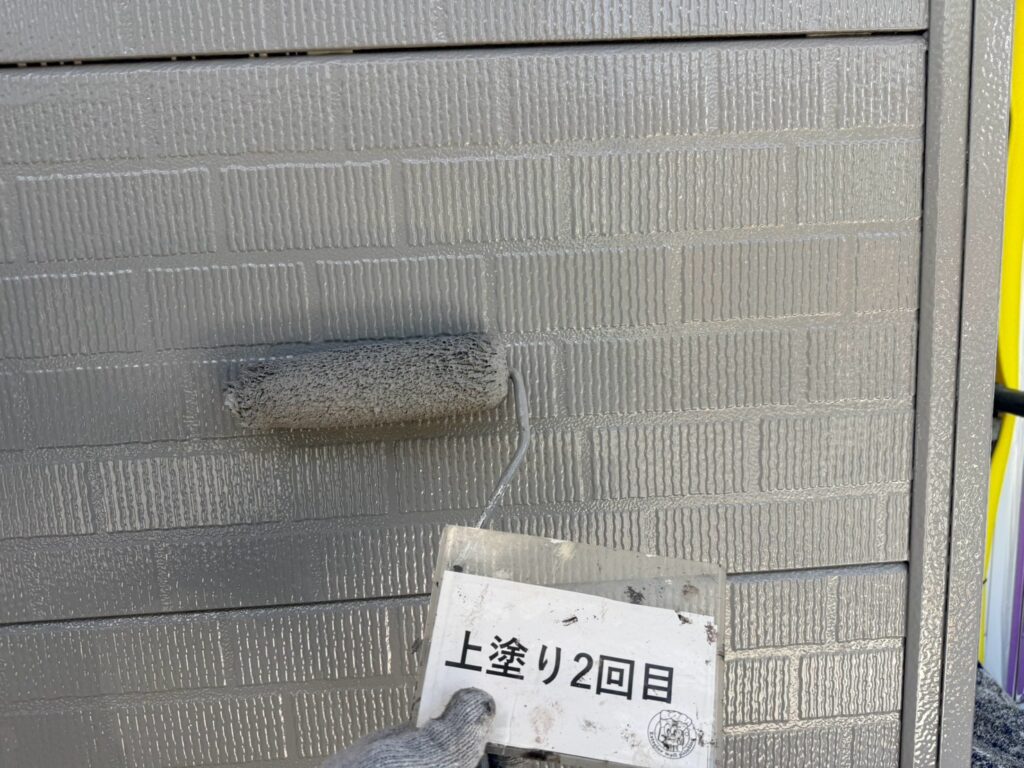 外壁<br />
上塗り2回目の様子