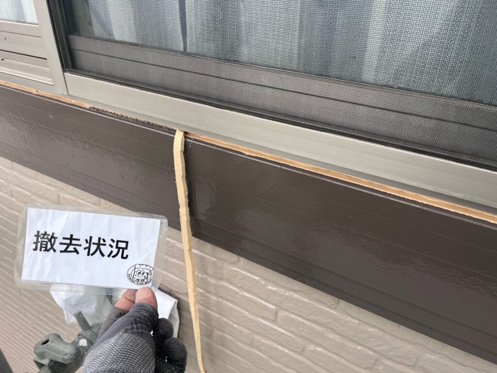 古いコーキングを切り取ります。撤去します。