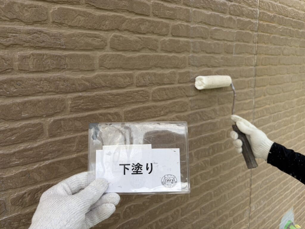 壁の下塗りを行ないます。