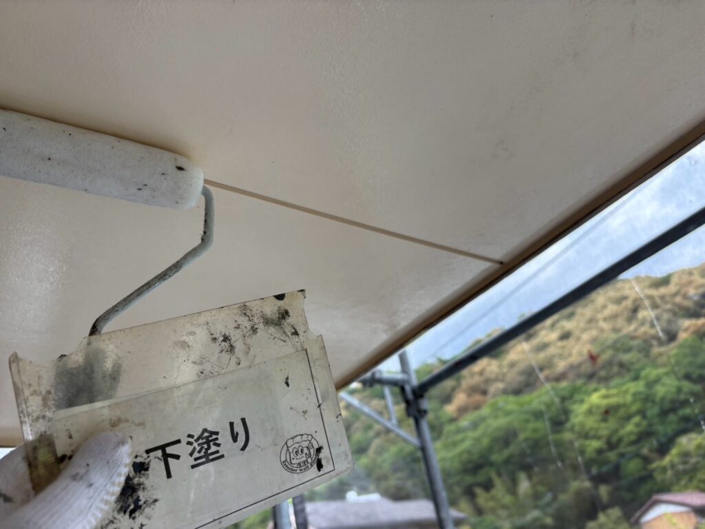 天井仕上げ<br />
下塗りです。