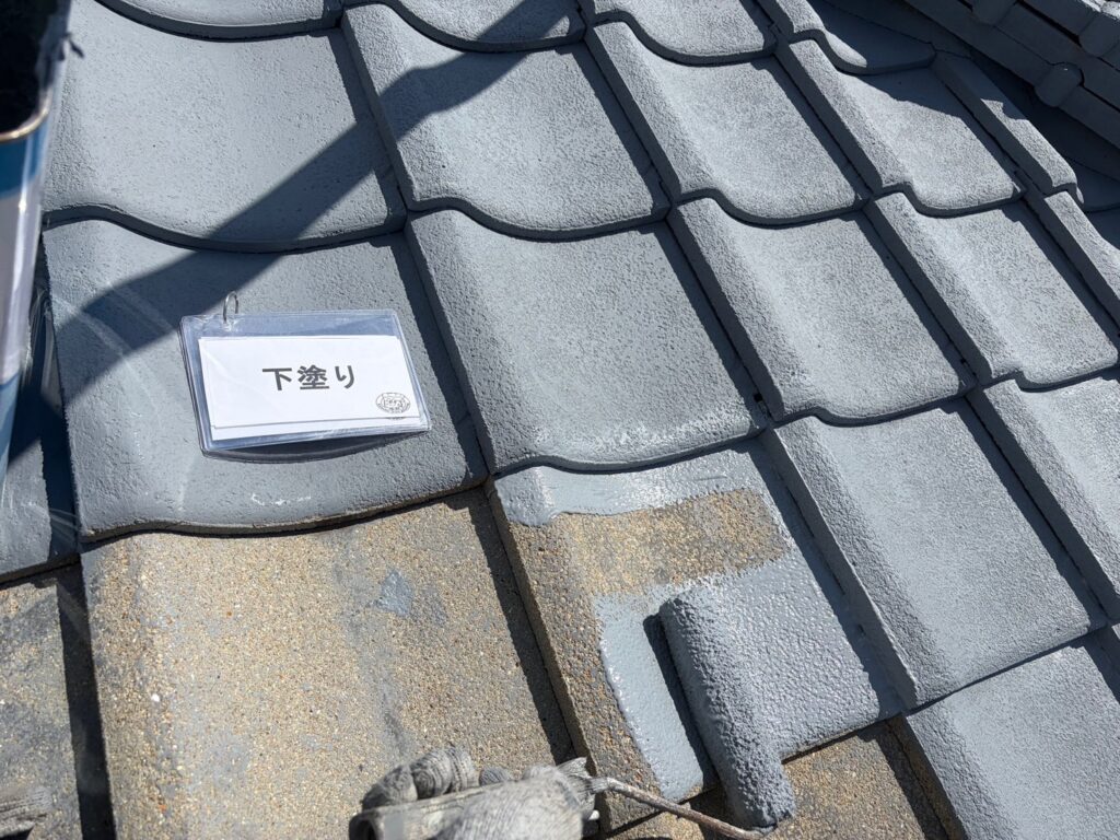 屋根塗装<br />
下塗りの様子