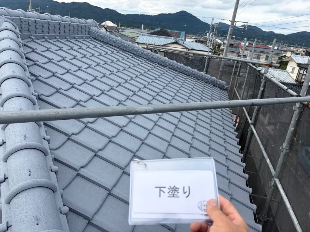 屋根塗装<br />
下塗り完成です。