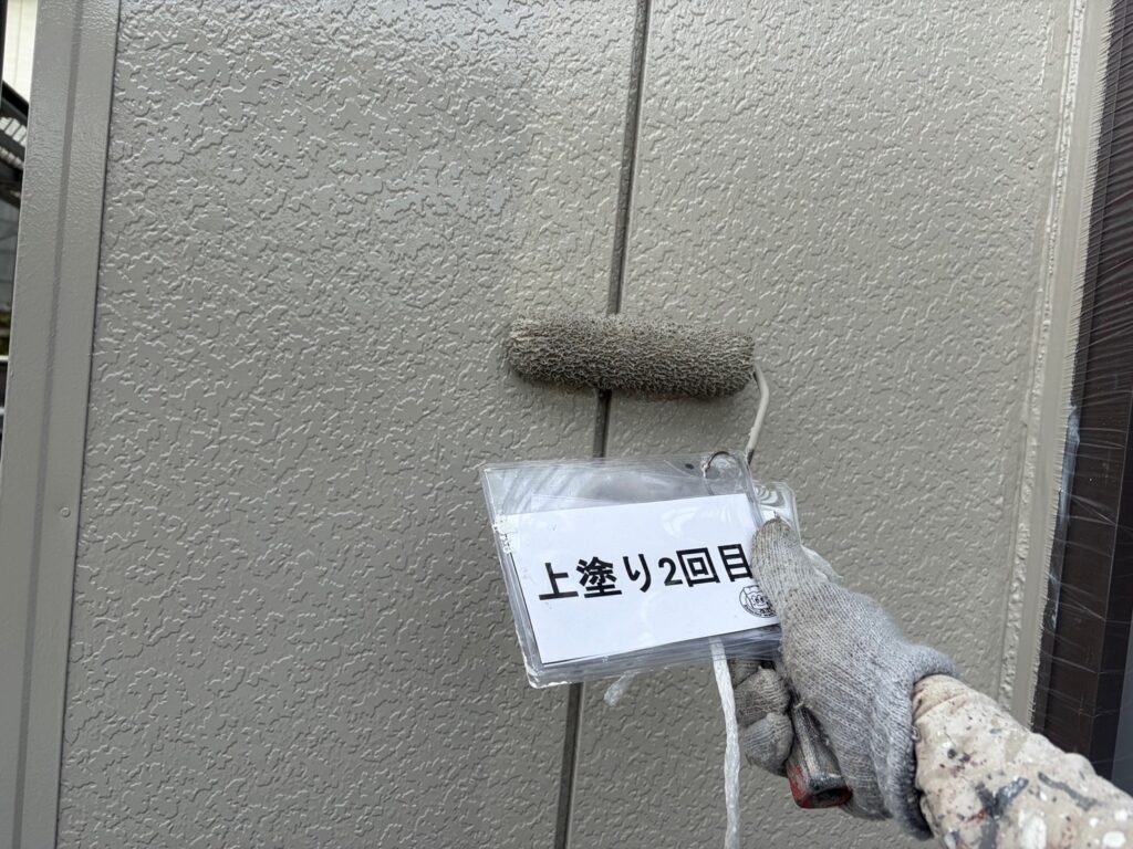 外壁<br />
上塗り2回目の様子