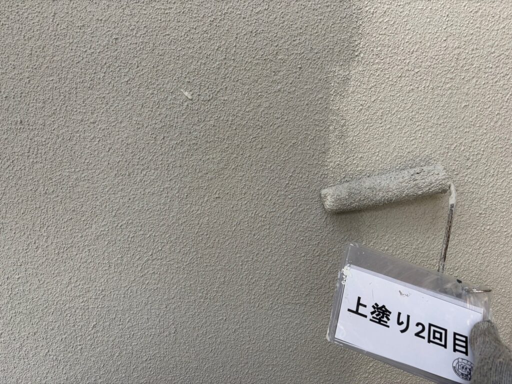 外壁<br />
上塗り2回目の様子