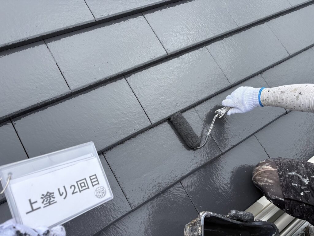 屋根塗装<br />
上塗り2回目の様子