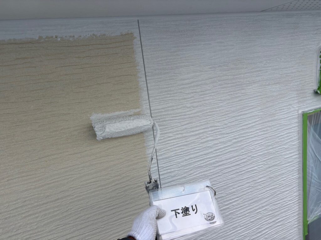 外壁<br />
下塗りの様子