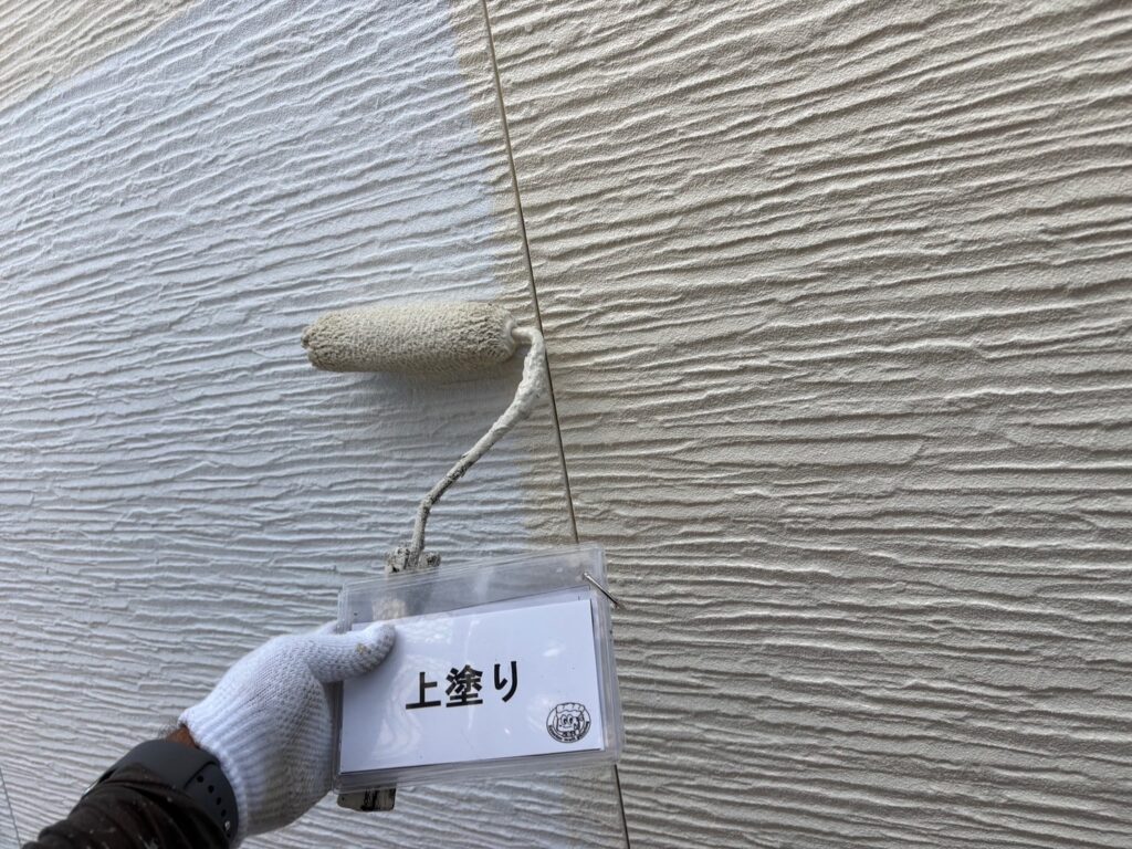 外壁<br />
上塗りの様子