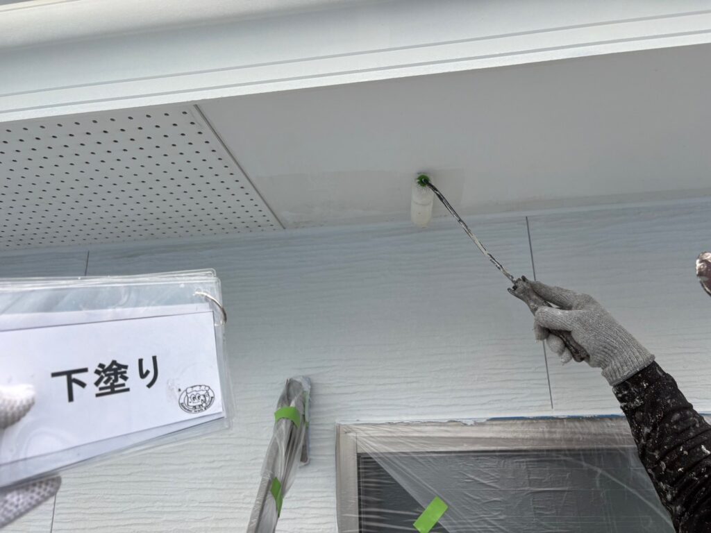軒天<br />
下塗りの様子