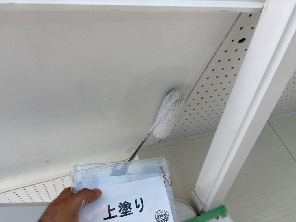 軒天<br />
上塗りの様子
