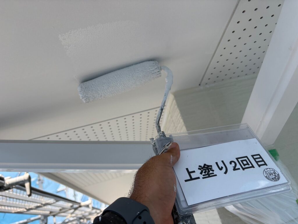 軒天<br />
上塗り2回目の様子