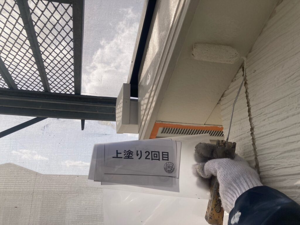 軒天<br />
上塗り2回目の様子