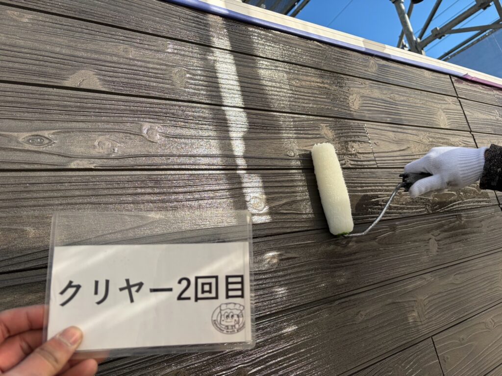 クリヤー塗装<br />
上塗り2回目の様子