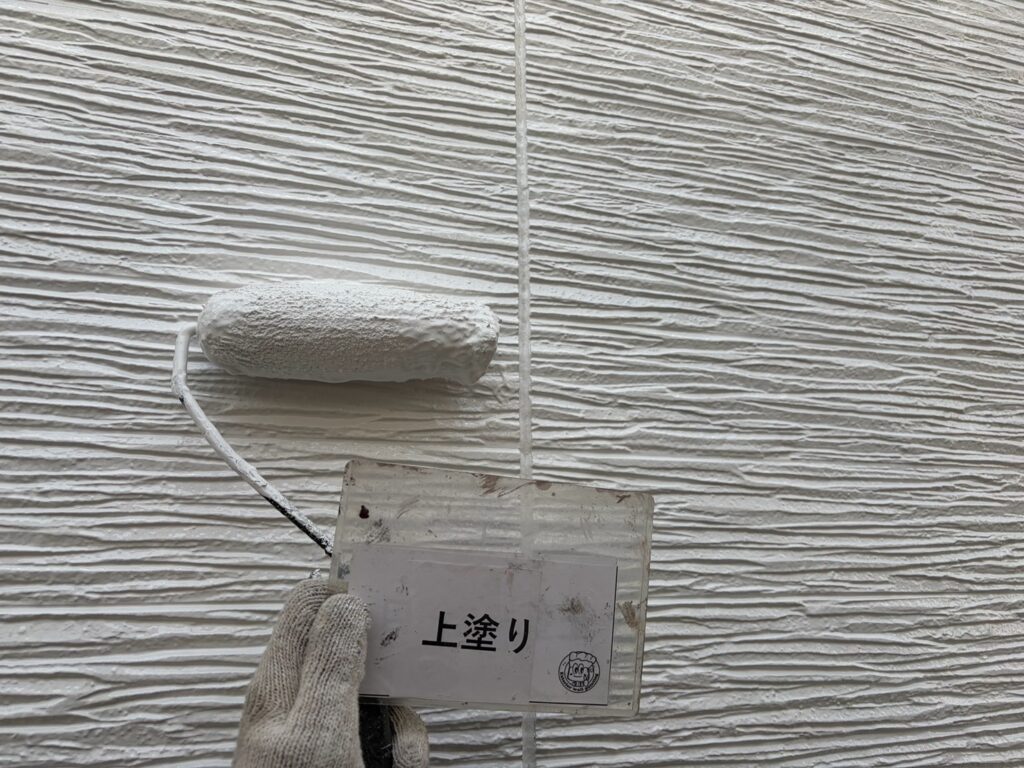 外壁<br />
上塗りの様子