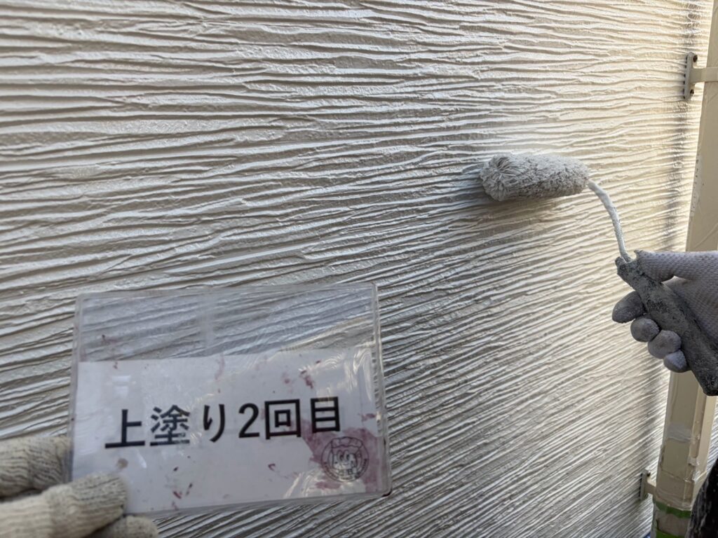 外壁<br />
上塗り2回目の様子