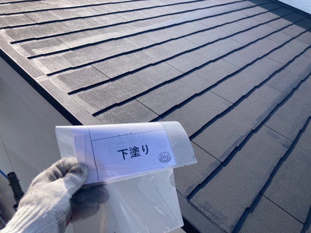 屋根塗装<br />
下塗り完成です。