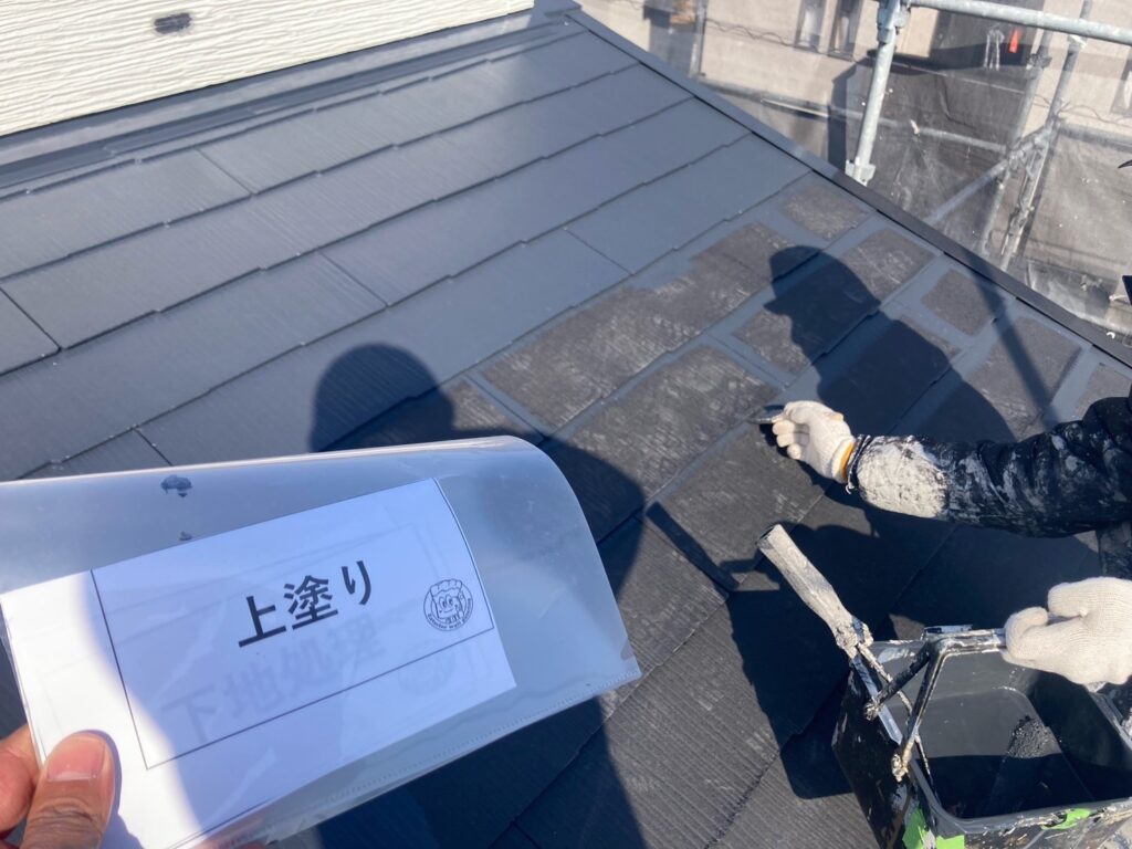 屋根塗装<br />
上塗りの様子です。