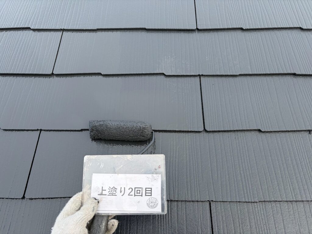 屋根塗装<br />
上塗り2回目の様子